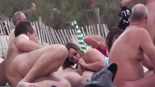 Carmen cachonda comiendo y masturbándose coñosenormes