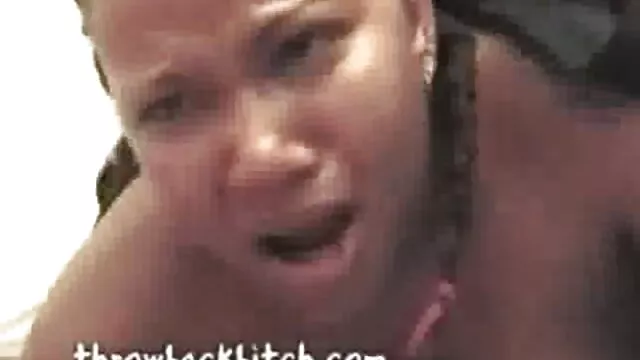 MILF hace que la videos chochos calientes criada adolescente limpie su coño