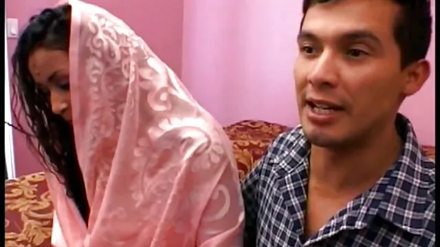 Morena se golpeó el coño en mujeres cochos peludos múltiples posiciones