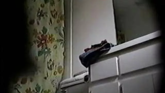 Big Tit Girl coños peludos abiertos encuentra un Glory Hole