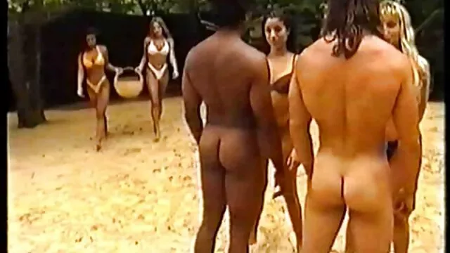 Bonita ebony Black Diamond tiene un montón de coños bonitos gratis esperma en sus tetas