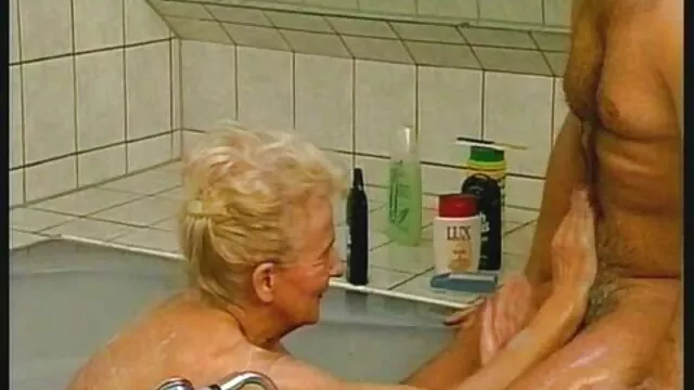 Robyn y dani follando con chochos peludos comparten polla