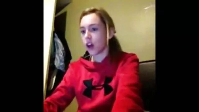 La pequeña adolescente coños cogidos Kiley Jay se la follan duro