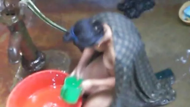 Cachonda asiática afortunada masturbar su peludo twat comidas decoño