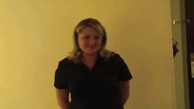 Mamá rubia ver coños gratis amateur juega con su juguete favorito