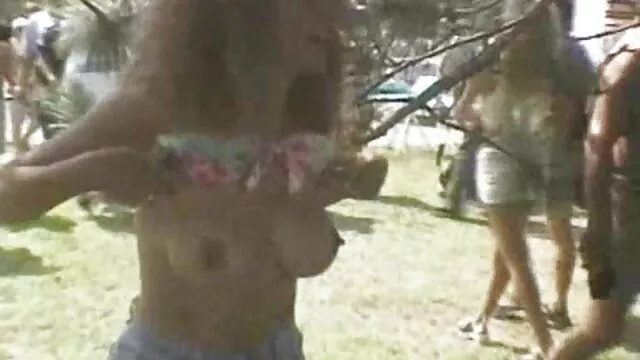 Bombshells rubias calientes fisting entre sí mientras follando coños gordos gimen