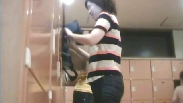 Morena con pezones sexys se frota el coño en la cama videos de coños caseros