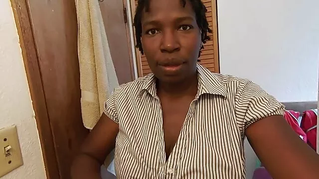 Profesora chochitos gorditos coreana caliente chupa la pequeña polla del conserje