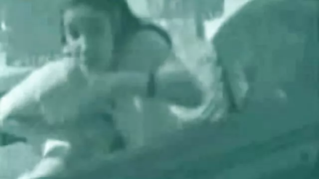 Femdoms montando una coños ricos peludos polla antes de chupar en un trío