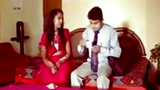 Dos morenas disfrutan super coños xxx chupando una polla dura en su habitación de hotel
