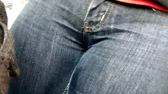 Chica se quita chochos chorreando las bragas para su amante turco