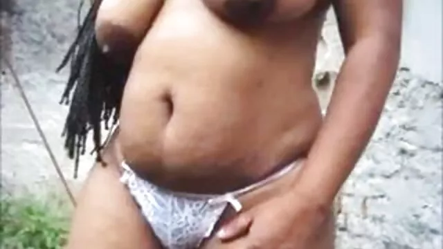 Belleza de lencería glamorosa bordeando coños peludos cojiendo a su hombre pov