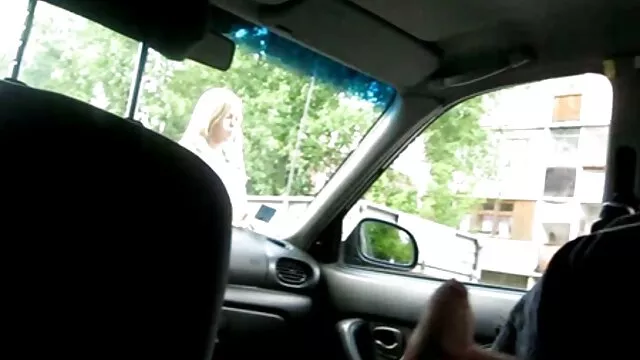 Chica gótica usa un vibrador en jovenes con coños peludos su coño
