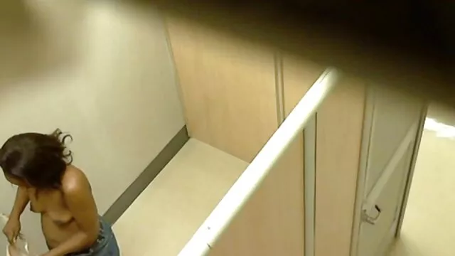 Morena Ariella Ferrara chupa coños chorriando una gran polla en POV con semen en la cara
